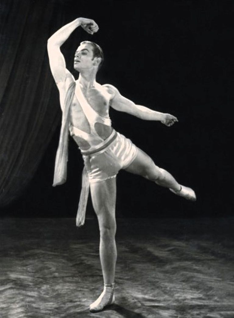 Aleksandrs Lembergs Jaunekļa lomā baletā „Esmeralda”, 1939. gads. Latvijas Nacionālās operas un baleta arhīvs.
