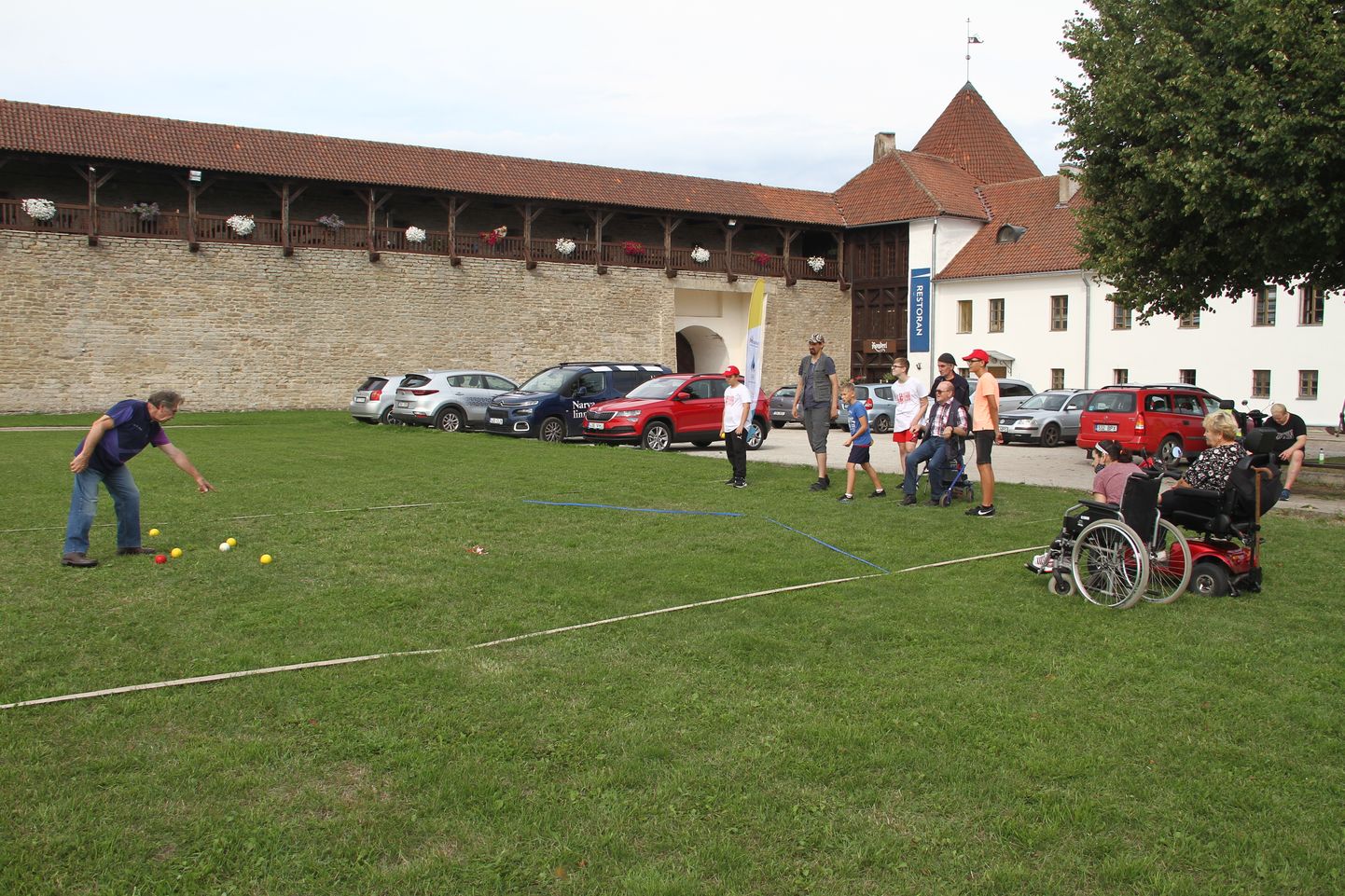 Участники нарвских клубов инваспорта и спортклуба по карате вместе играют в бочче.