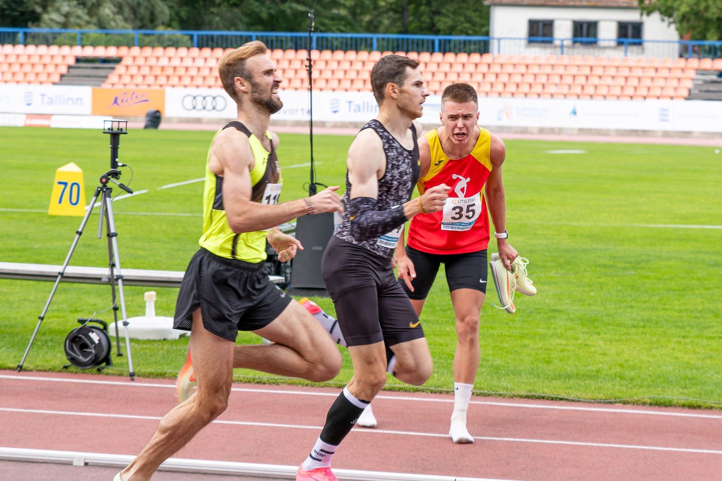 Deniss Šalkauskase ja Olavi Allese lõpumeetrite põnevat duelli 1500 meetri jooksus jälgib Viktor Morozov, kes ise võitis kuldmedali kolmikhüppes.