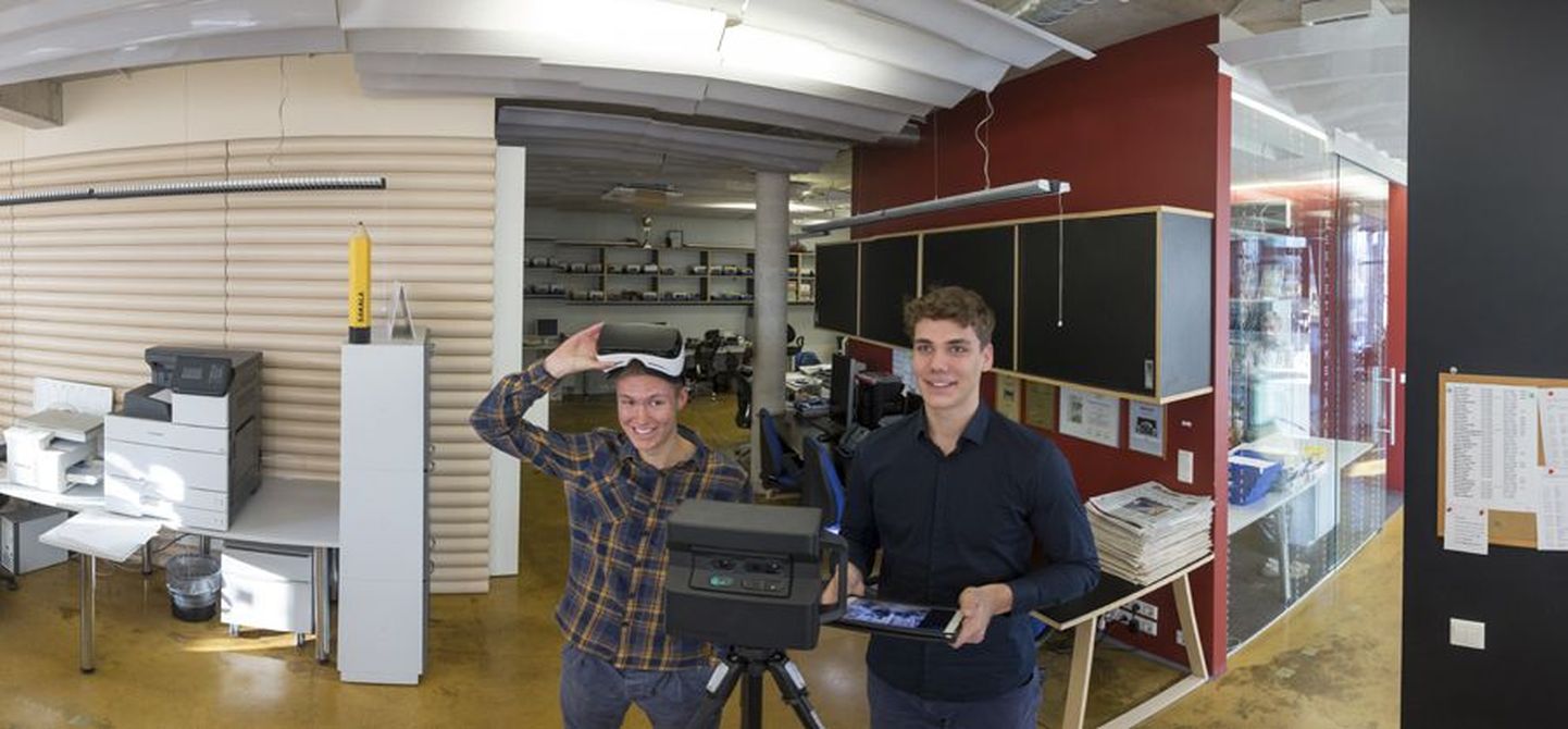 20-aastane Johannes Kruusma ja 19-aastane Madis Kirsman tulid Sakala toimetusse tutvustama tööks vajaminevat atribuutikat. Aukohal on loomulikult põhiline töötegija, 360-kraadiseid pöördeid sooritav kaamera Matterport Pro 2, mis teeb pildistamiseks 30 sekundi jooksul tiiru ümber oma telje.