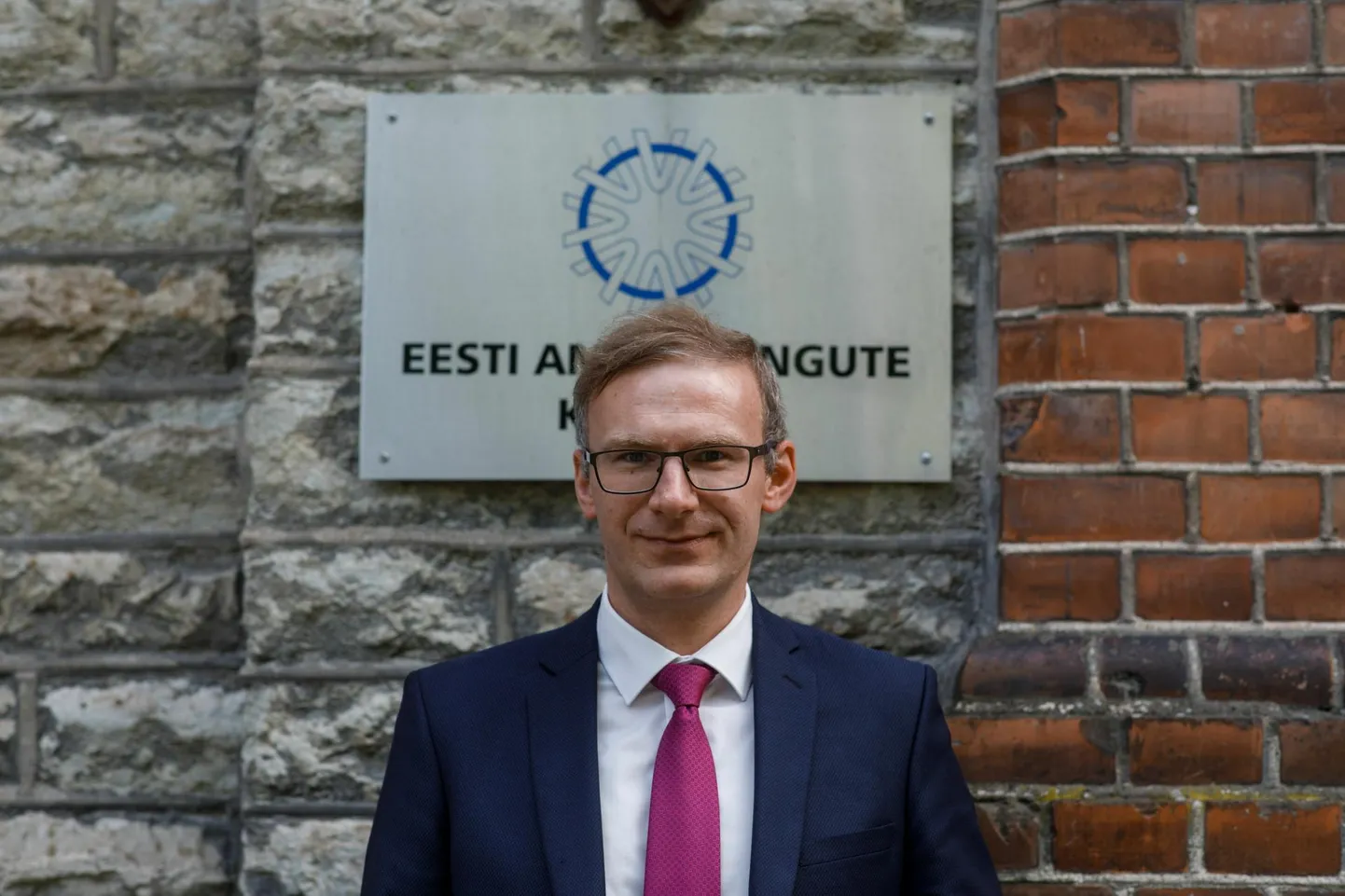 Ametiühingute Keskliidu uueks juhiks valitud Jaan-Henrik Toomel muretseb, et inimeste usk paremasse tulevikku on kõikuma löönud.
