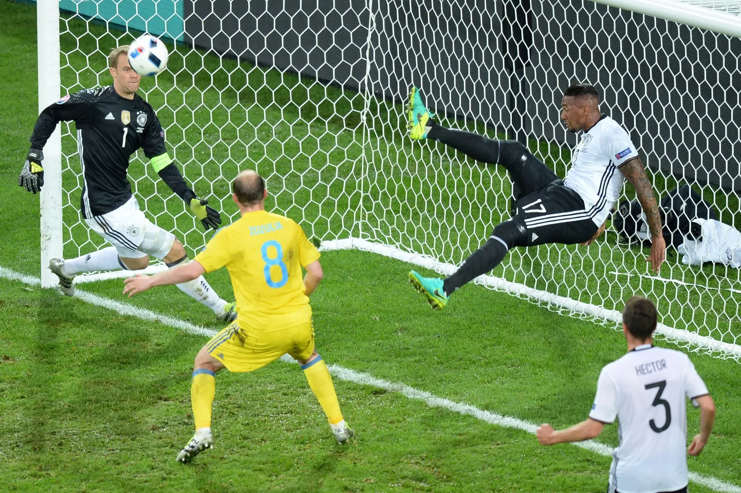 Jerome Boateng oma meeskonda päästmas.