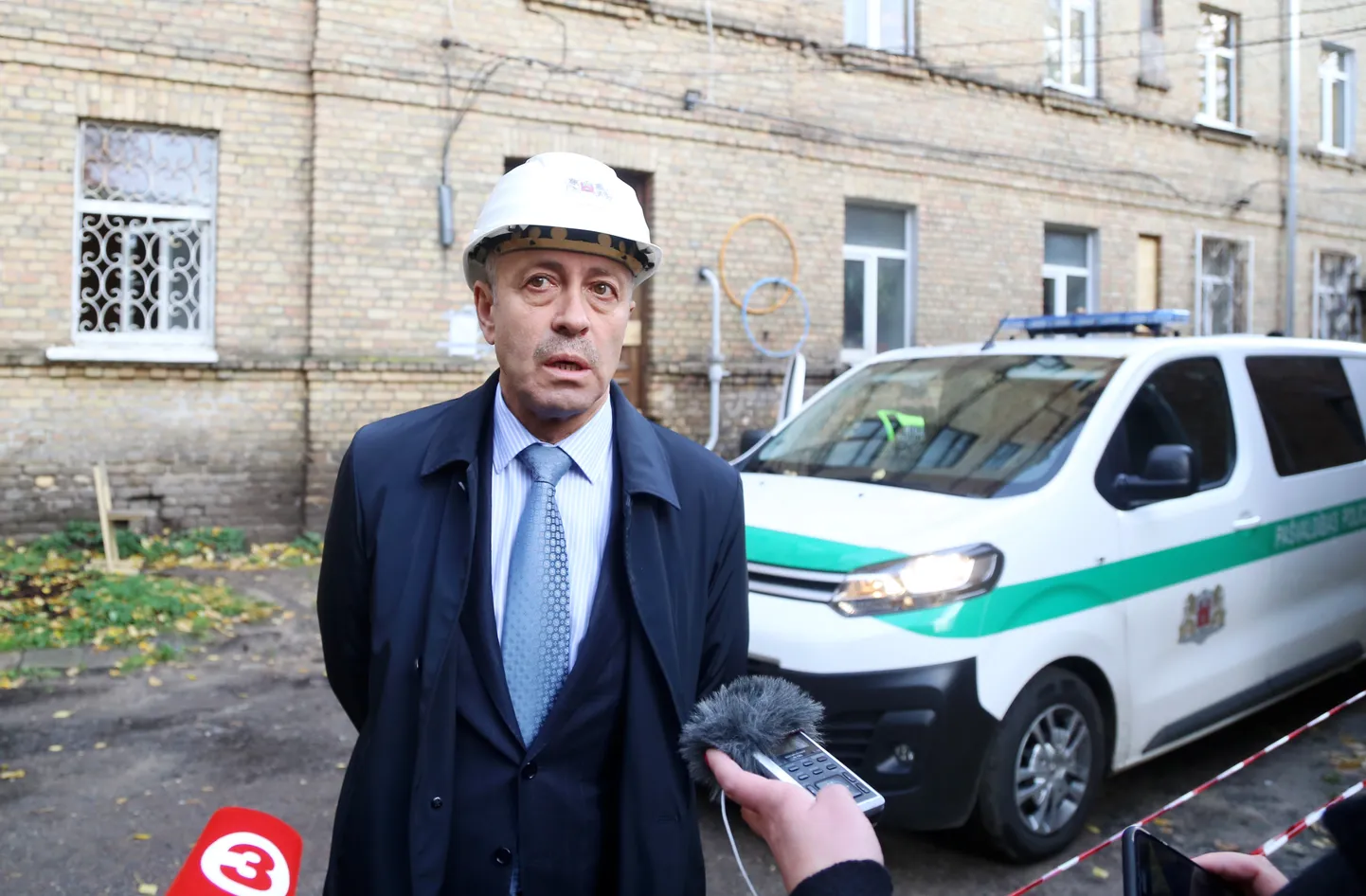 Rīgas domes priekšsēdētājs Oļegs Burovs sanāksmes laikā pie dzīvojamās mājas Lāčplēša ielā 123B, kurā sestdienas vakarā iebrukuši ceturtā stāva griesti apmēram 30 kvadrātmetru platībā.