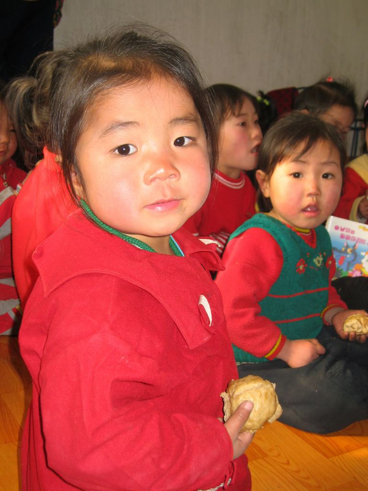 Paljud Põhja-Korea lapsed peavad nälga kannatama. Pildil Põhja-Korea Sohungi provintsi lapsed lasteaias.