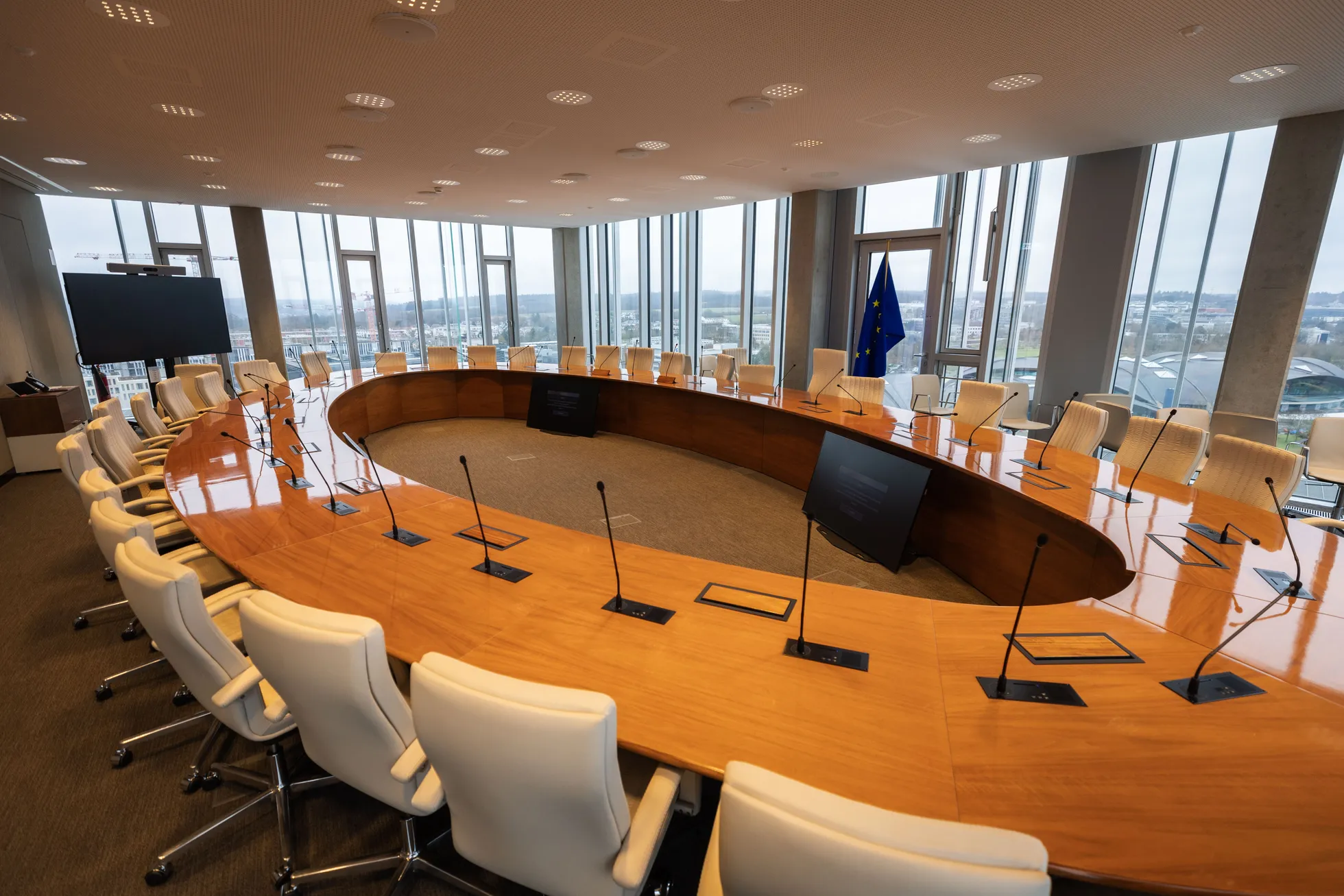 В здании парламента Люксембурга есть отдельные рабочие помещения для заседаний парламентских комиссий и фракций.