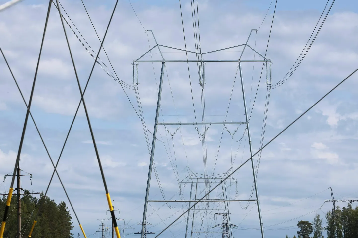 Rutja ja Karepa kandi inimestelt viis voolu traktorist, kes tõmbas maha mitu mastivahet elektrijuhtmeid. Pilt on illustreeriv.