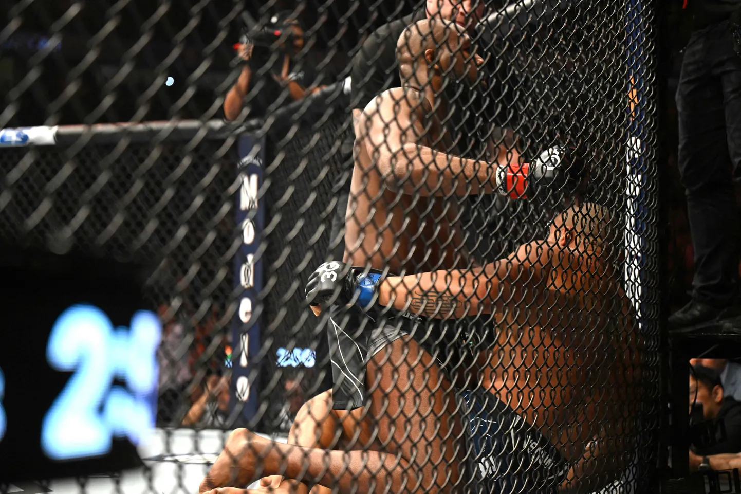 Jon Jones (vasakul) vahetult pärast Cyril Gane'i alistamist.
