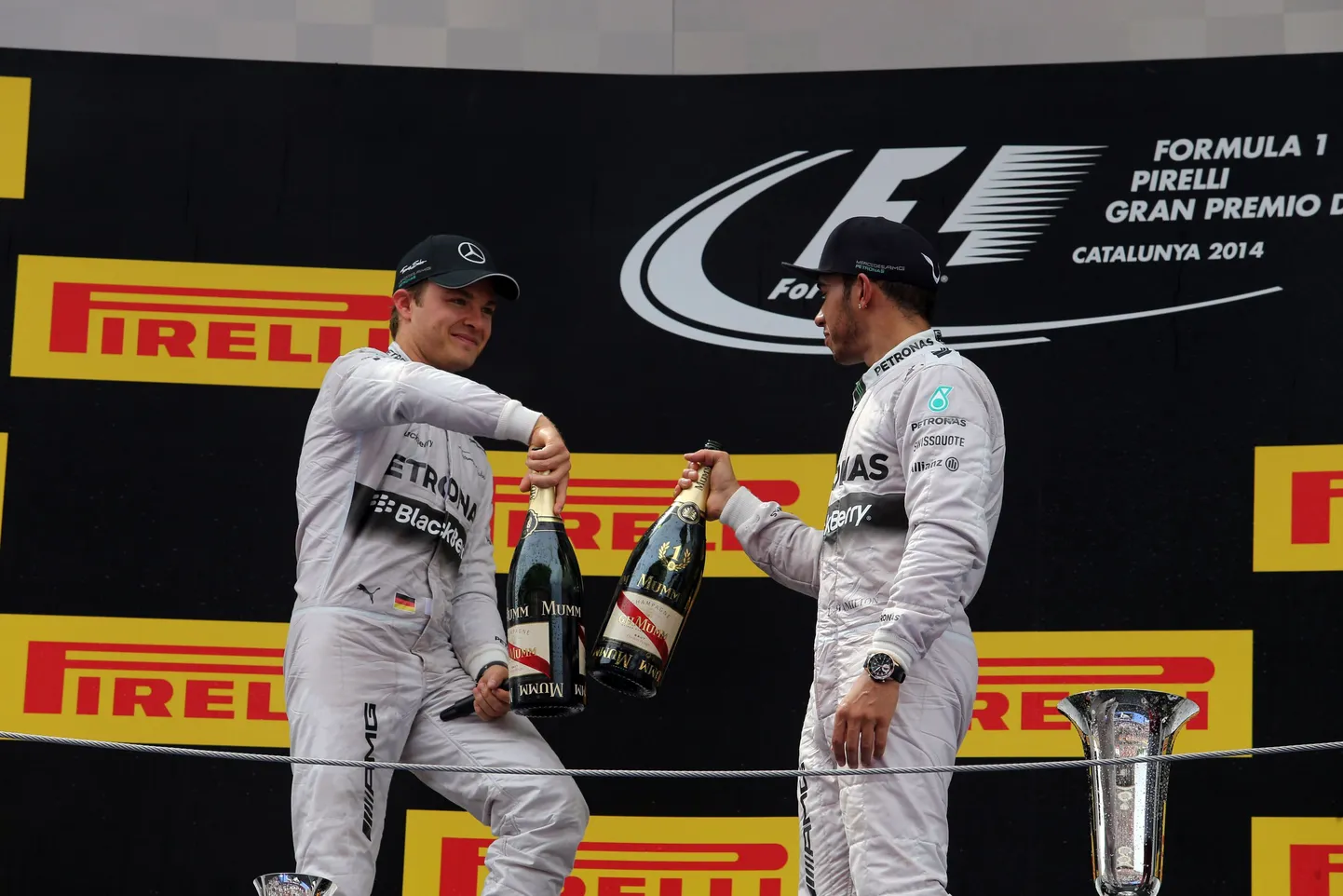 Nico Rosberg (vasakul) ja Lewis Hamilton.