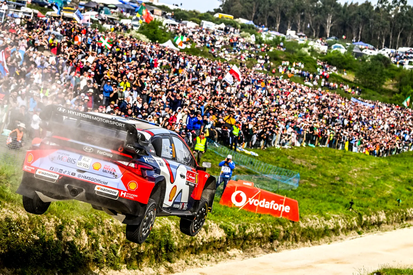 Mis saab WRC-sarjast edasi? Fotol Ott Tänak ja Martin Järveoja Portugali ralli kuulsal Fafe kiiruskatse hüppel.