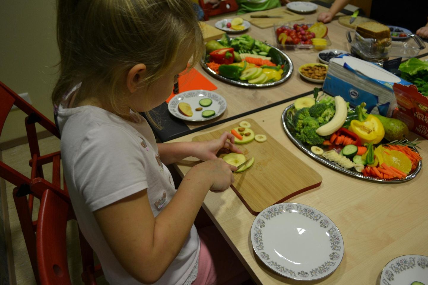 18. novembril Perepesas aset leidnud Sapere meetodi koolitusel õppisid lapsed tundma erinevaid maitseid ja toitu ilusaks kujundama.