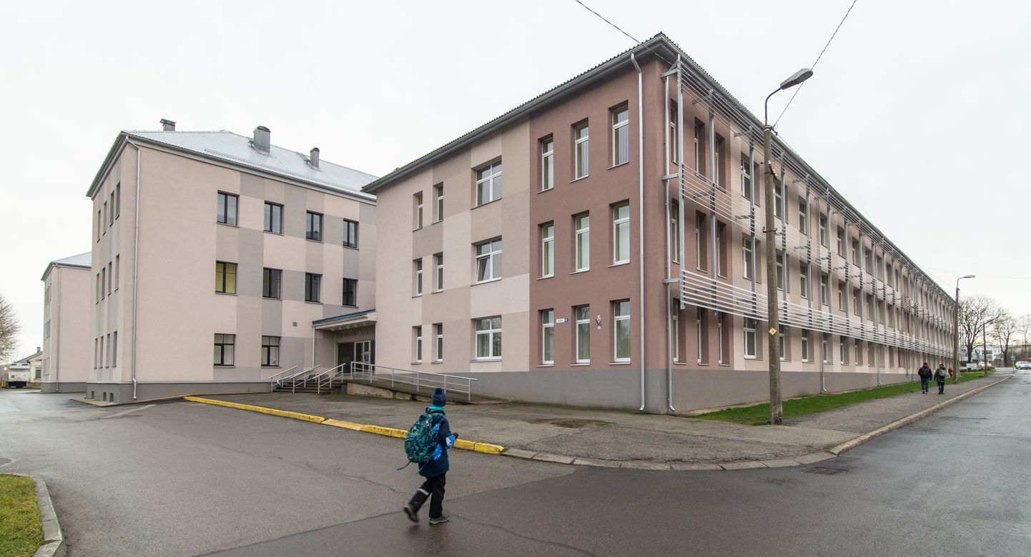 В клинике реабилитации и сестринского ухода, расположенной в Ярвеской части города Кохтла-Ярве, где также находится попечительское отделение, коронавирусом заразились уже 79 человек.