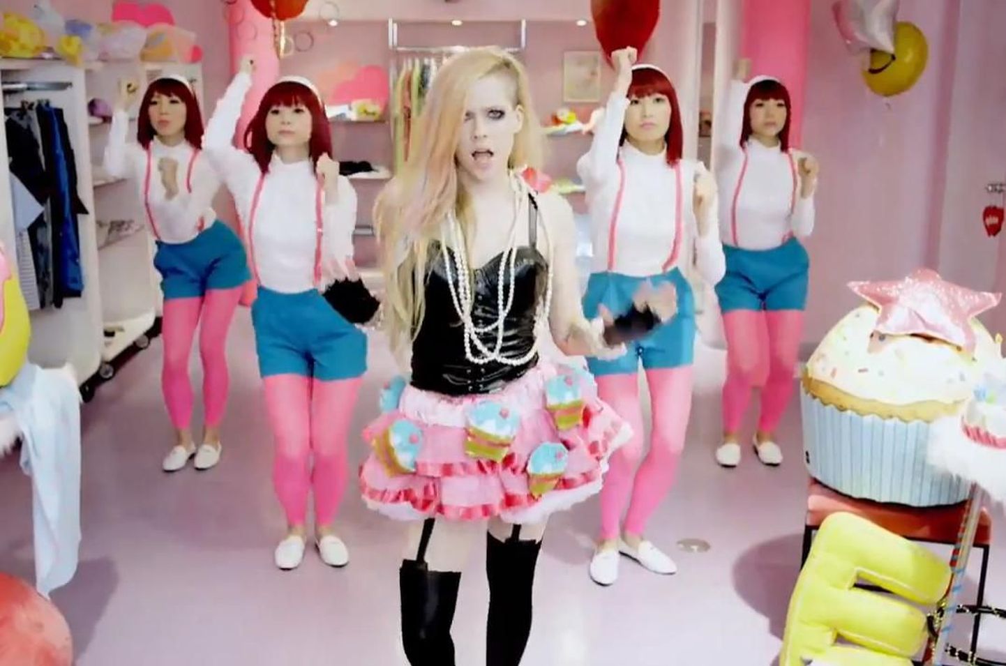 Avril Lavigne avaldas muusikavideo loole «Hello Kitty»
