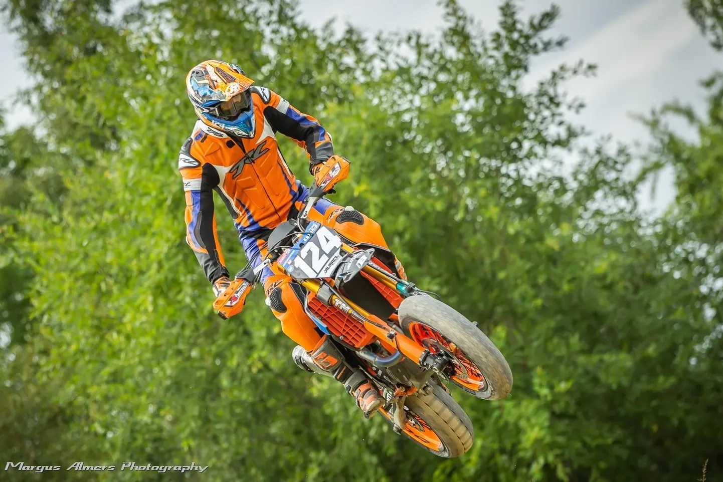 Pärnu motosportlane Eero Madisson kihutas Läti meistrivõistlustel kuldmedali vääriliselt.