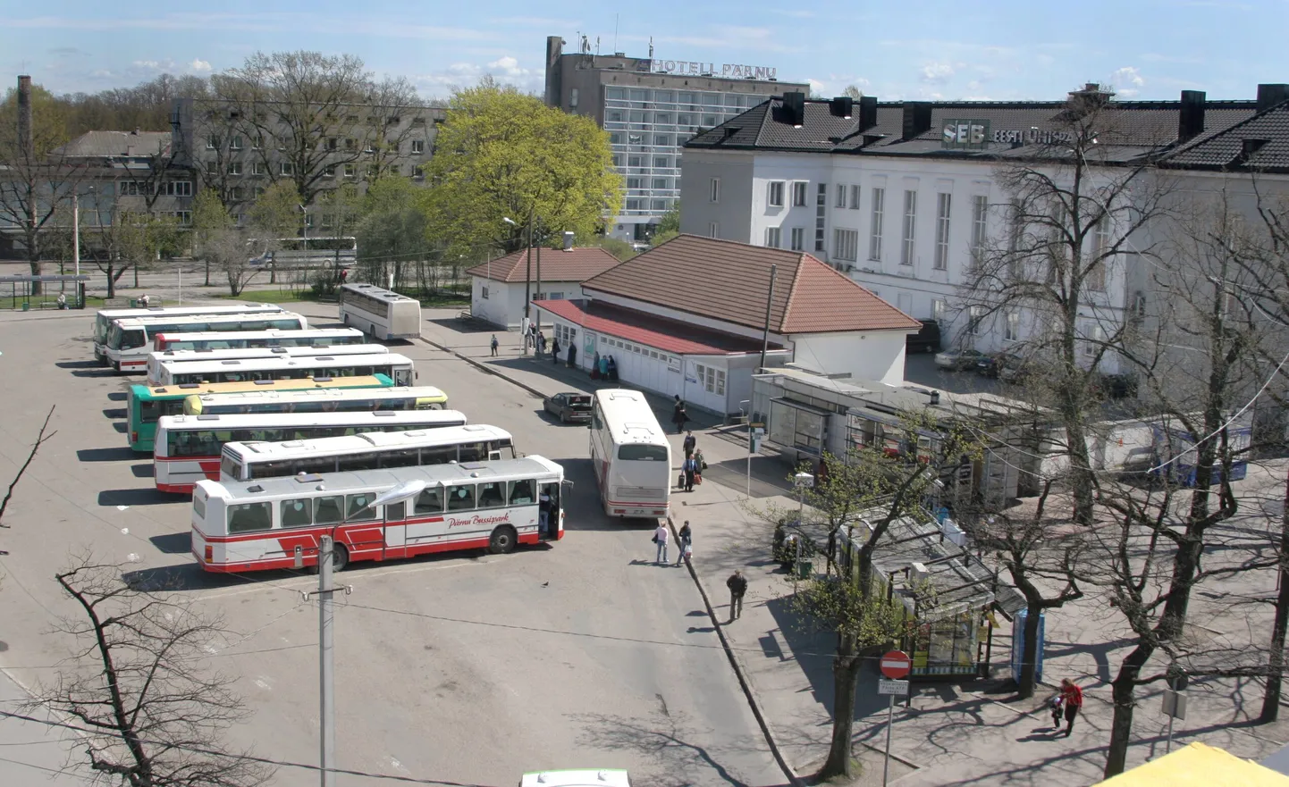 Pärnu maaliinide bussijaam.