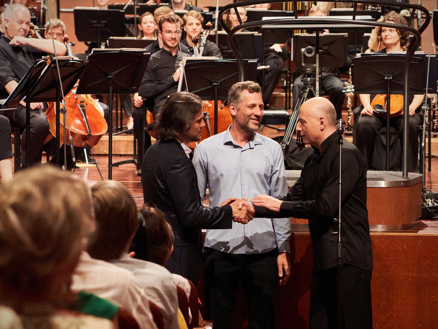 Pärnu kontserdimaja laval õnnitlesid Ülo Krigulit (vasakul) helilooja Märt-Matis Lill ja dirigent Paavo Järvi.