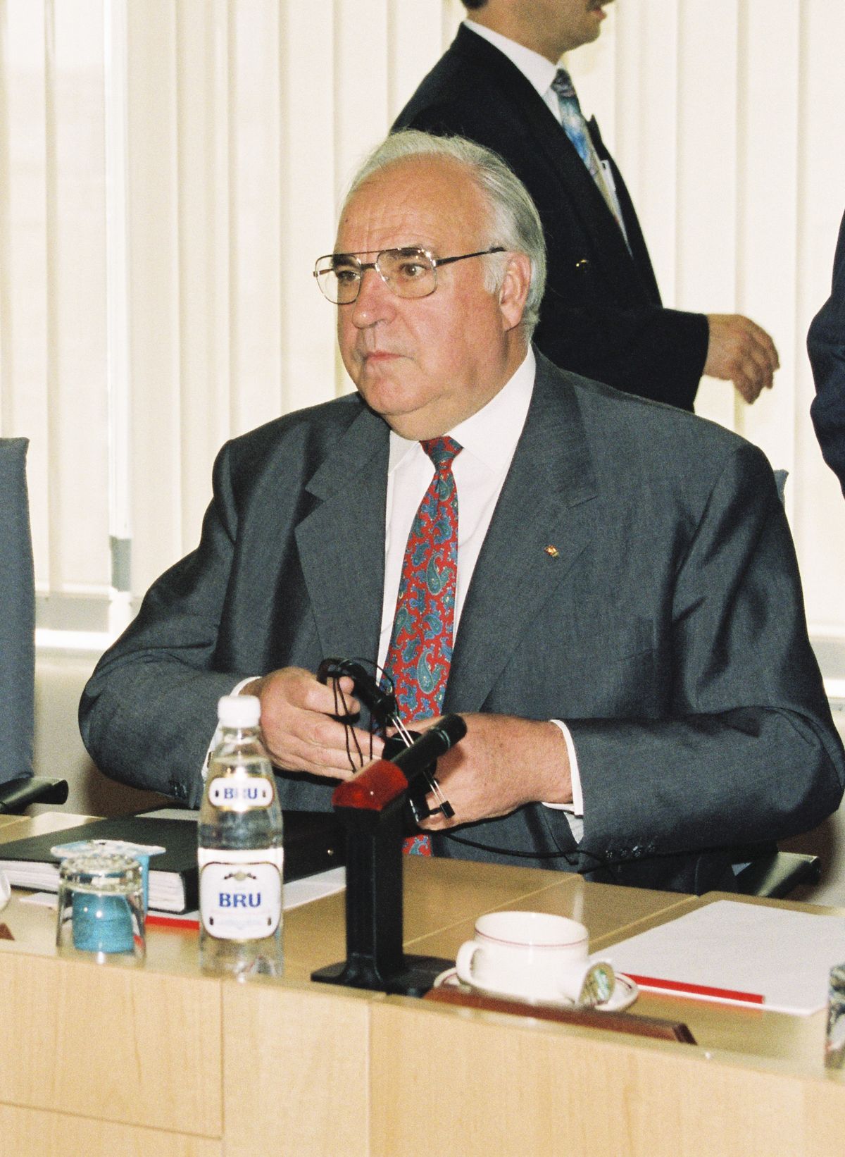 Канцлер Германии Гельмут Коль во время посещения Европарламента в июле 1994 года.