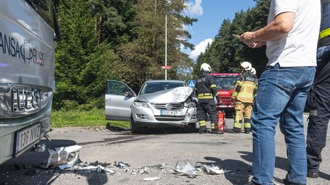 FOTOD ⟩ Linna servas põrkasid kokku liinibuss ja sõiduauto