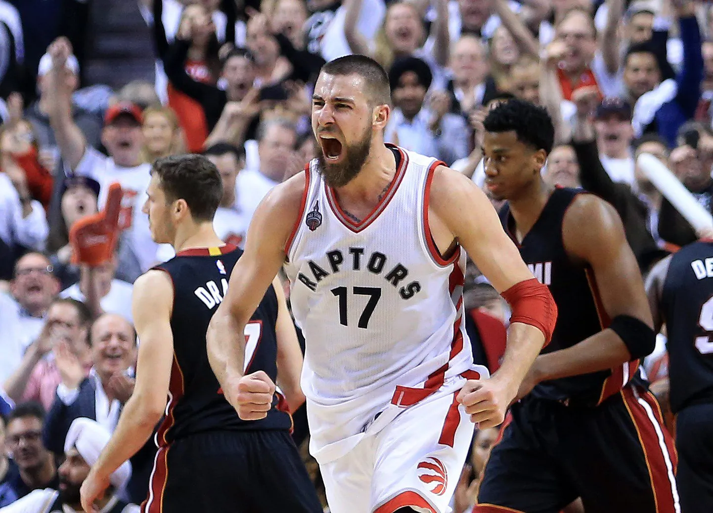 Jonas Valanciunas (esiplaanil) tegi Miami Heati vastu korraliku esituse.