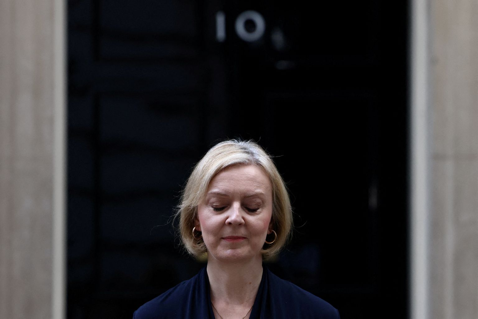 Briti peaminister Liz Truss teatamas oma tagasiastumisest Number 10 Downing Streeti ees.