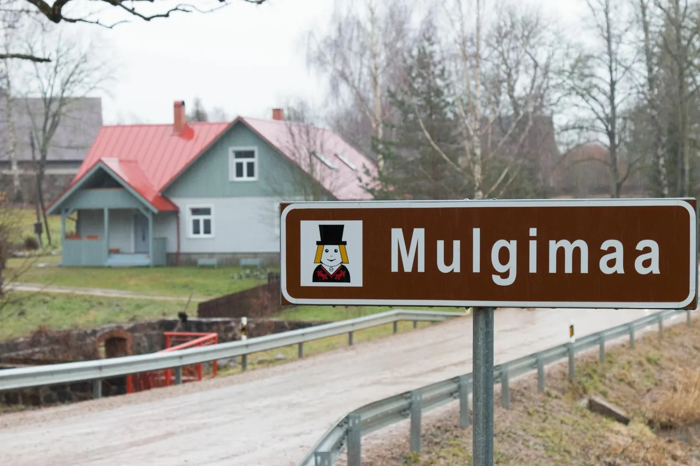 Kuigi Mulgimaale jõudmist näitavad juba pikka aega ära kirjad teeääres, on piirkond välja kuulutanud ka ideekonkursi leidmaks Mulgimaa väravaid, mis hakkavad kaunistama ringristmikke Abja-Paluojal, Viiratsis ja Tõrvas.