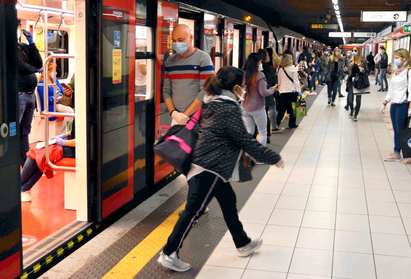 Inimesed Milano metroos.
