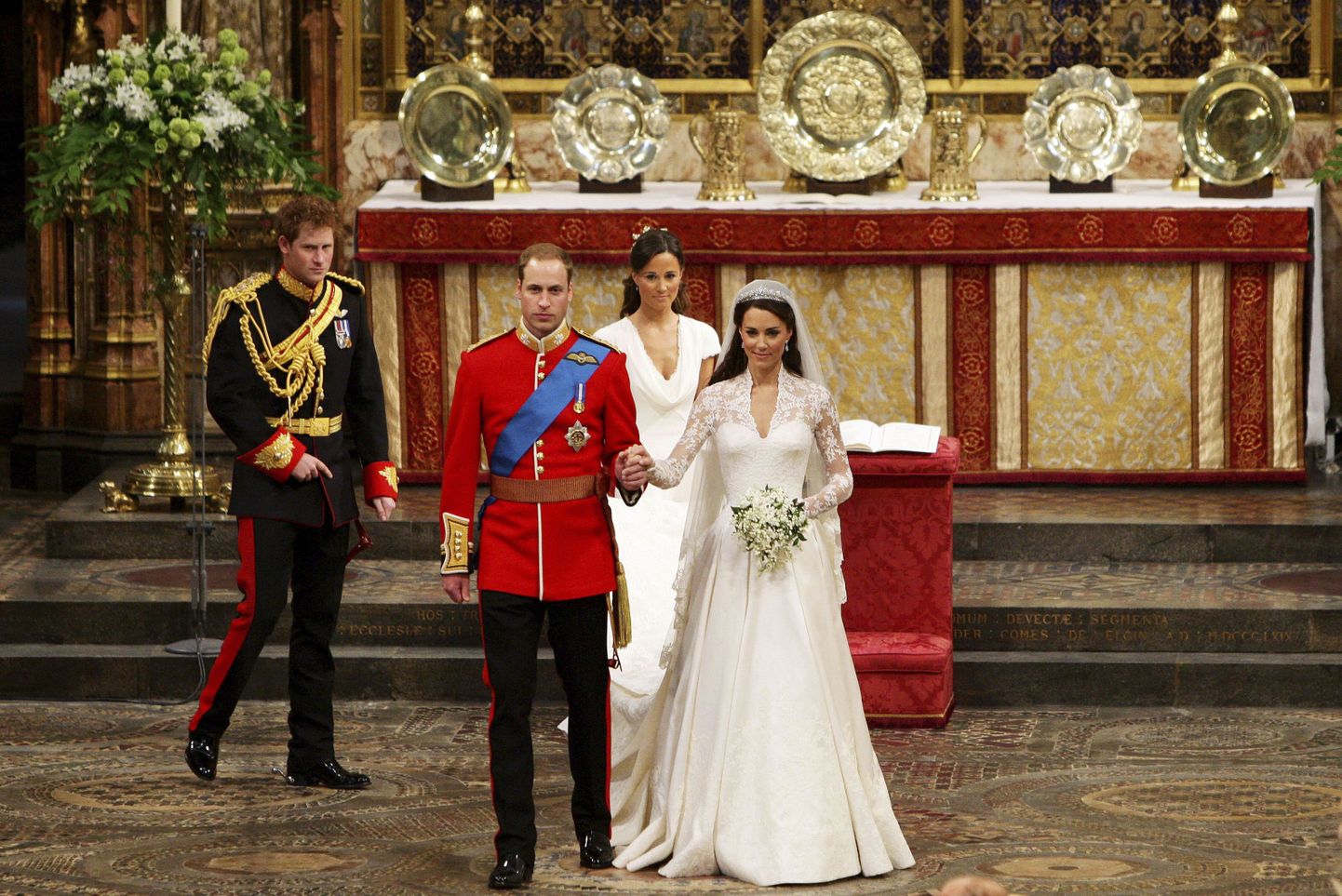 Prints William ja ta abikaasa Catherine lahkumas Westminster Abbeyst. Nende seljataga on prints Harry ja Pippa Middleton