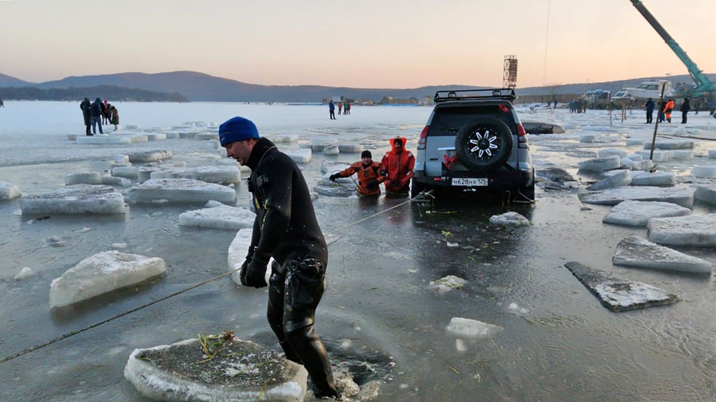 Venemaa Kaug-Idas Vladivostoki lähedase Russki saare juures vajusid kalameeste autod läbi jää. Pildil päästetöötajad tõmbamas autot jäisest veest välja
