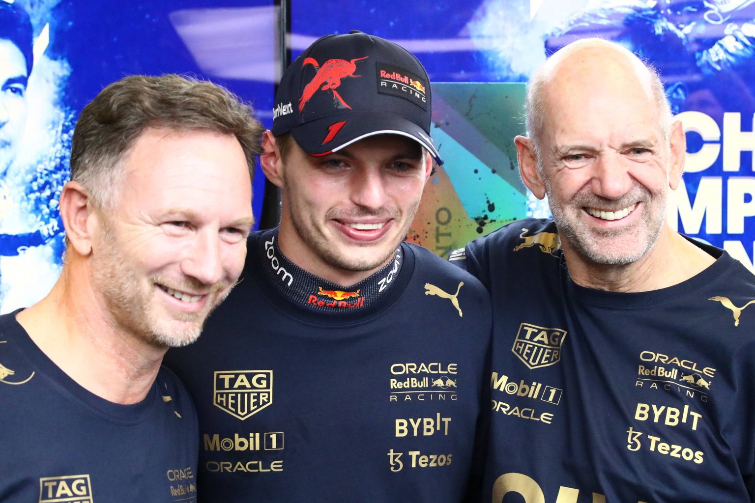 Vasakult: Red Bulli tiimipealik Christain Horner, kahekordne maailmameister Max Verstappen ja meeskonna peainsener Adrian Newey.