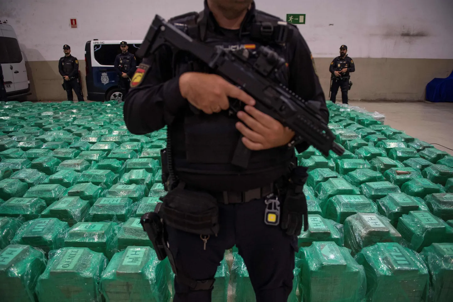 Hispaania politsei sai novembris 2024 Algecirase sadamas Ecuadorist pärit banaanilaadungist kätte väga suure koguse kokaiini (pildil). Sellega seoses vahistati Madridi eeslinnas Hispaania politsei majandus- ja maksukuritegude üksuse Udefia peainspektor Óscar Sánchez Gil, kes oli narkokaubandusega seotud