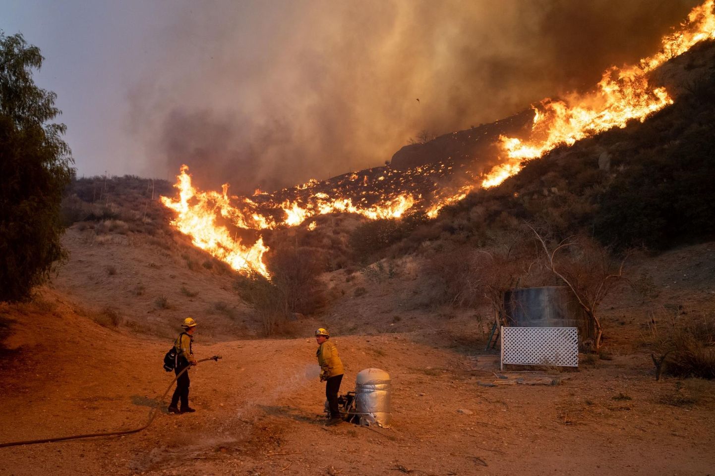 Tuletõrjujad valmistuvad leekidele vastu astuma Canyon Country lähistel Los Angelesest põhjas. 