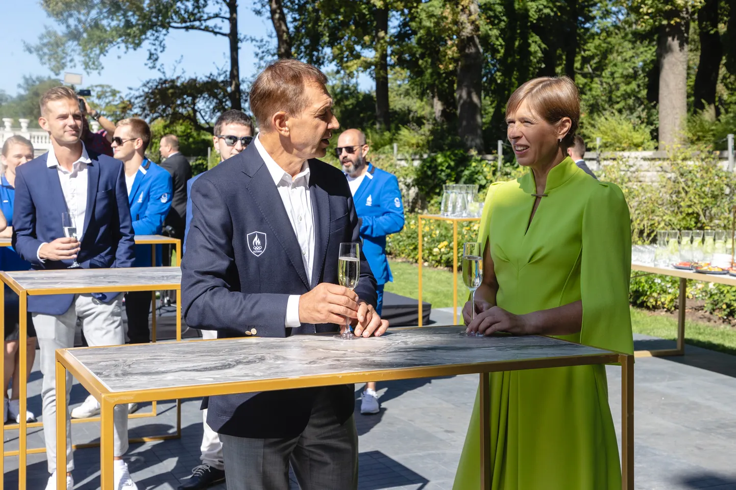 Urmas Sõõrumaa ja Kersti Kaljulaid 2021. aasta augustis Kadrioru roosiaias, kus toimus Tokyo olümpiamängudel võistelnud Eesti sportlaste vastuvõtt.