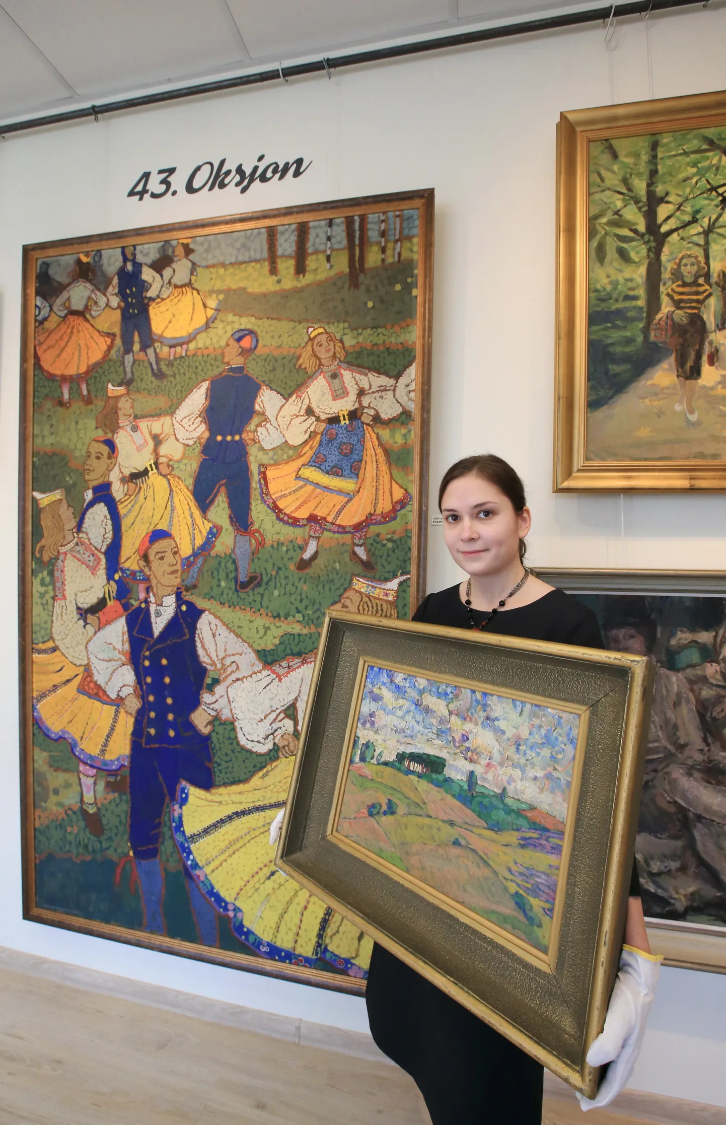 30. märtsil toimus E-Kunstisalongi 43. oksjon.
Kunstisalongi galerist Kaari Koch näitab oksjoni kalleimat maali - Konrad Mägi "Viljandi maastik".