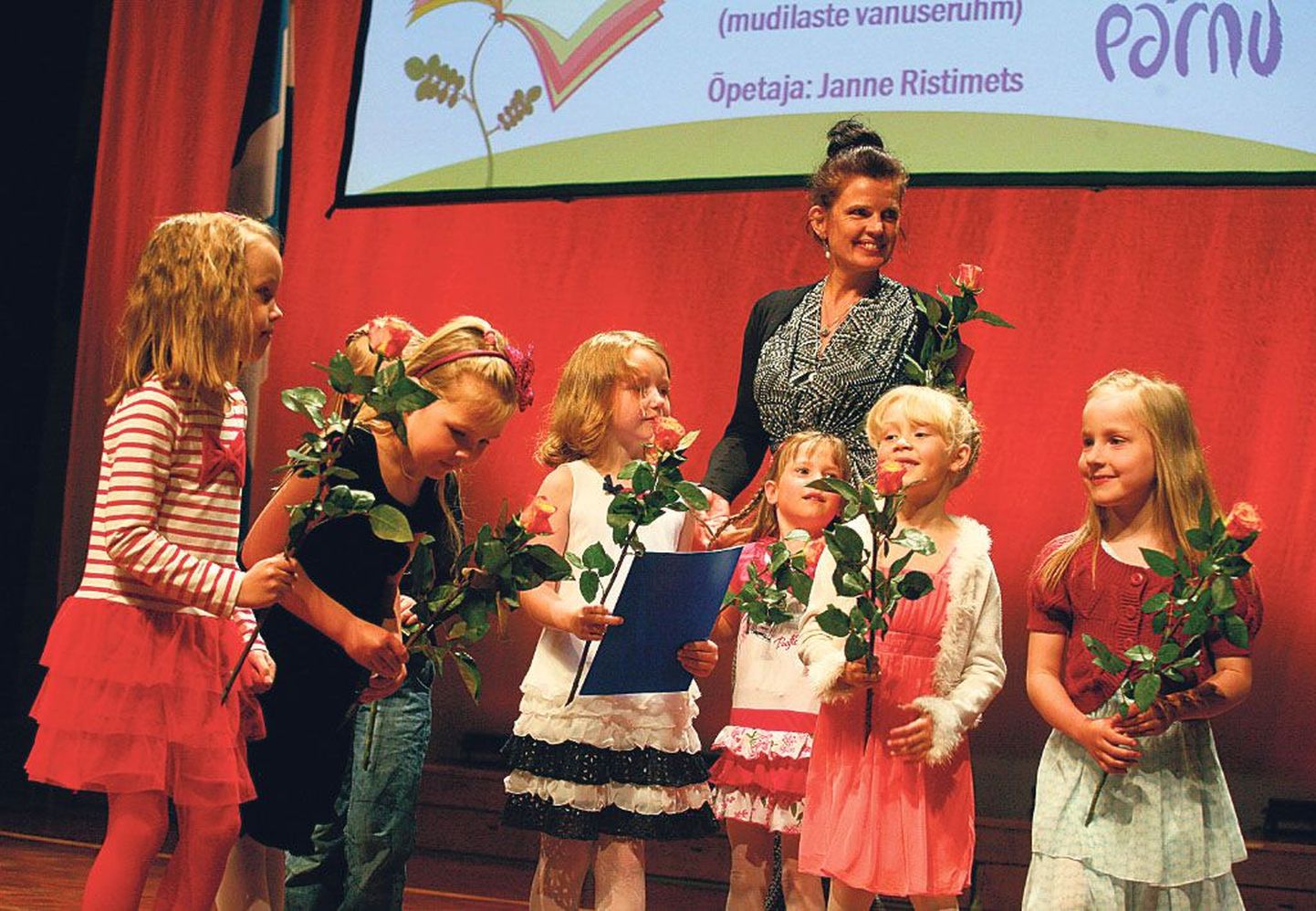 Tänukirjad said Pärnu Kunstide maja lastetantsurühma tüdrukud ja nende juhendaja Janne Ristimets, kes võitsid konkursi “Koolitants 2012” mudilaste vanuserühmas.