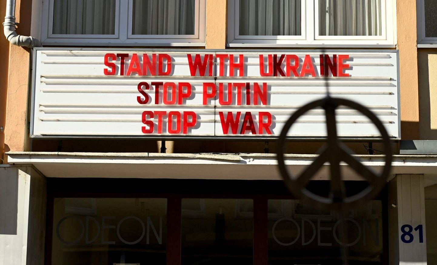 Kölni Odeoni kinol on kirjas «Seiskem koos Ukrainaga, peatage Putin, peatage sõda». 
