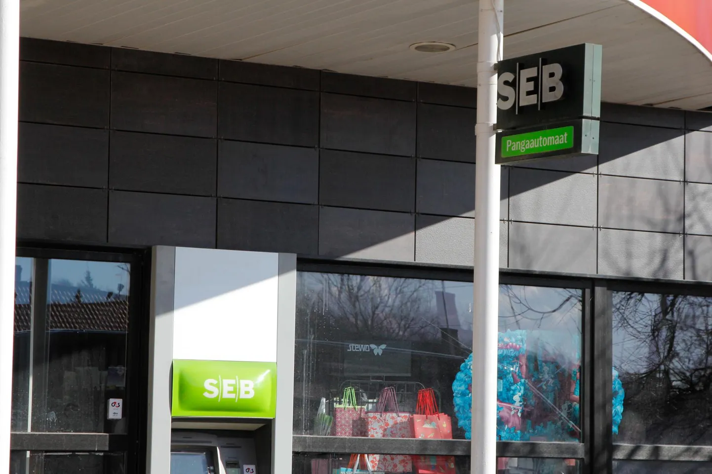 Vana SEB sularahaautomaat asus Kevade keskuse välisseinal.
