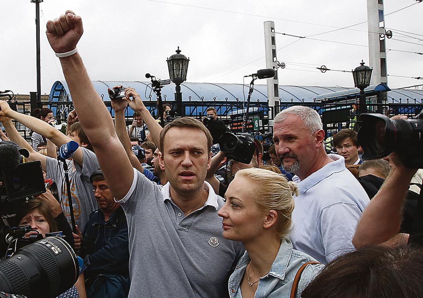 Aleksei Navalnõi koos abikaasa Juliaga Moskva raudteejaamas.