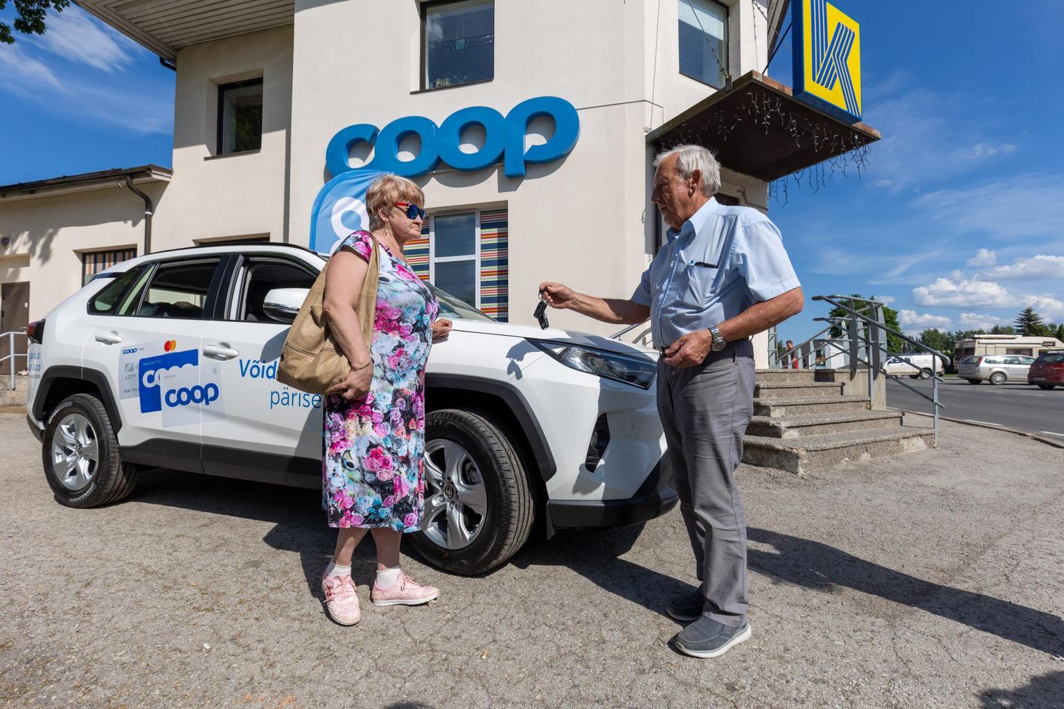 Järva tarbijate ühistu esimees Tõnu Uibopuu ulatab autovõtmed Coopi auto võitjale järvajaanilasele Tiina Rattasepale.