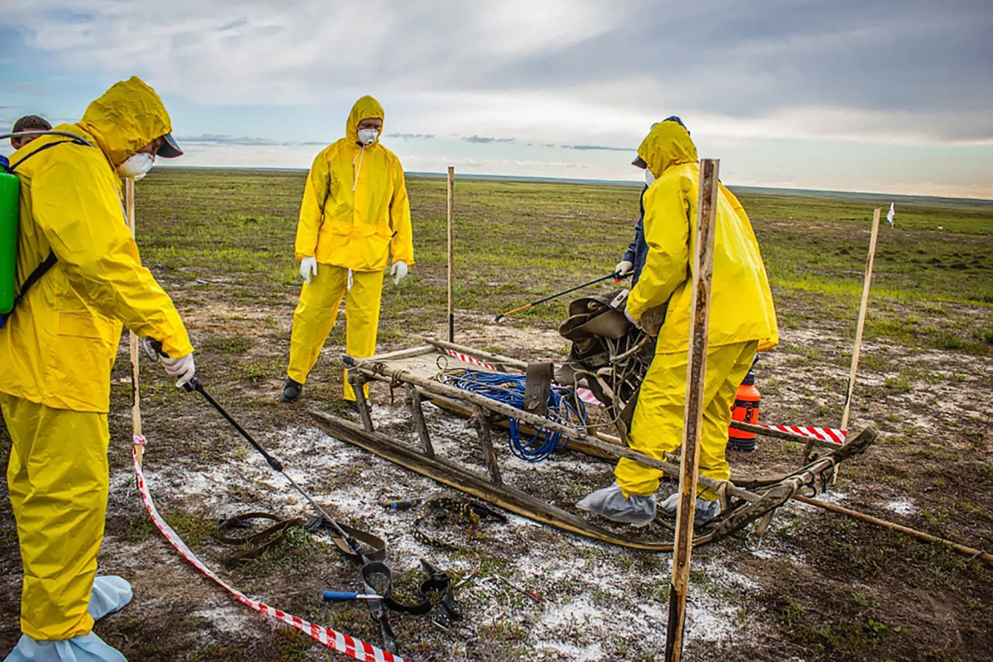 Grupp teadlasi uurimas 2016. aastal igikeltsa sulamise tagajärjel tekkinud Siberi katku levikut.
