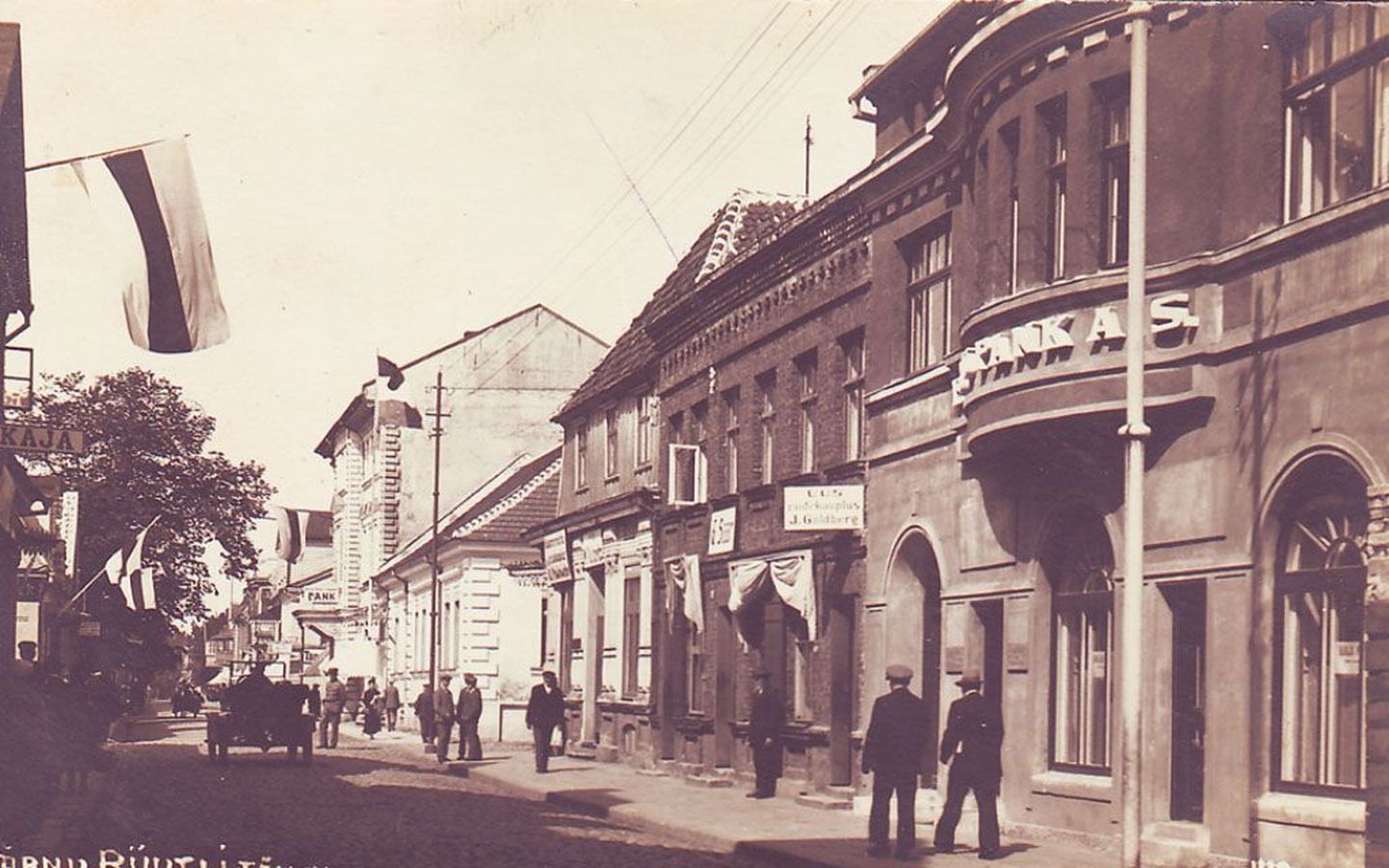 2. juunist 1930 töötas Pärnu Krediit Pank aadressil Rüütli 30 (praegu asub seal Ülikooli apteek) ning sinna jäädi kuni Pärnu sakslaste suurima krediidiasutuse likvideerimiseni 28. veebruaril 1940.