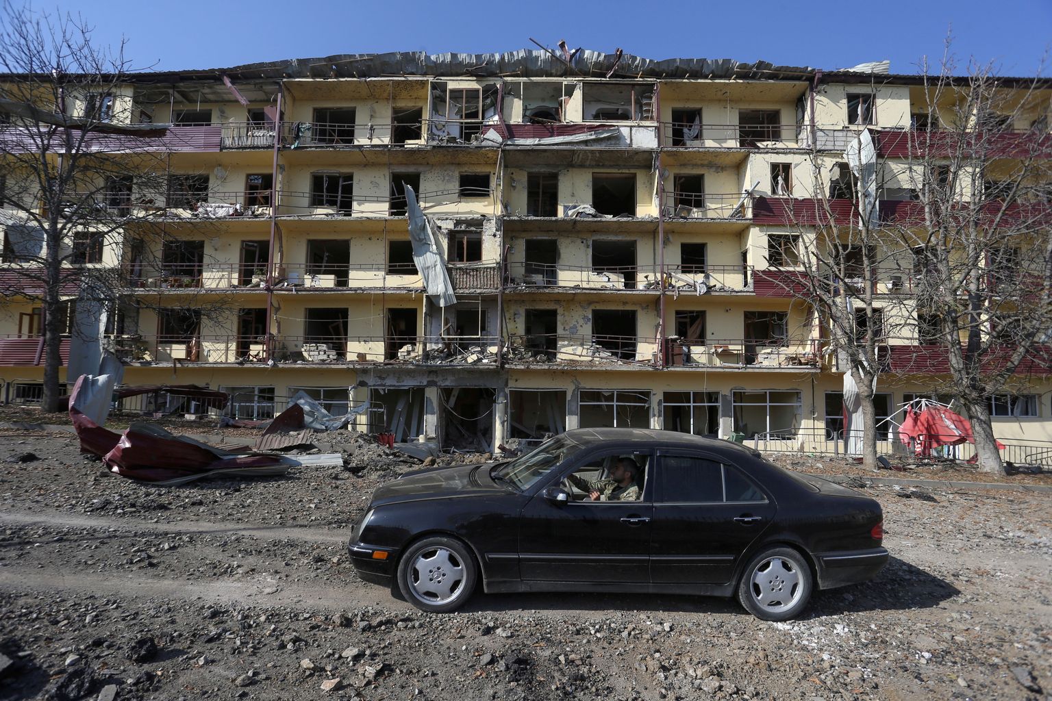 Aserbaidžaani vägede mürsurünnakus kannatada saanud hoone Mägi-Karabahhis Šuši linnas.