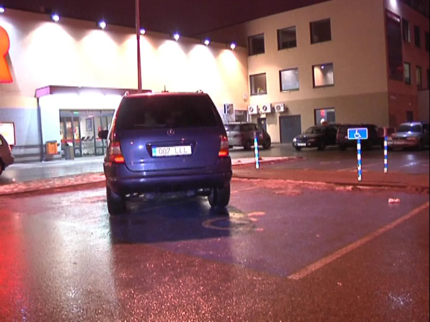 Parkimine Tartus Sõbra Selveri parklas.