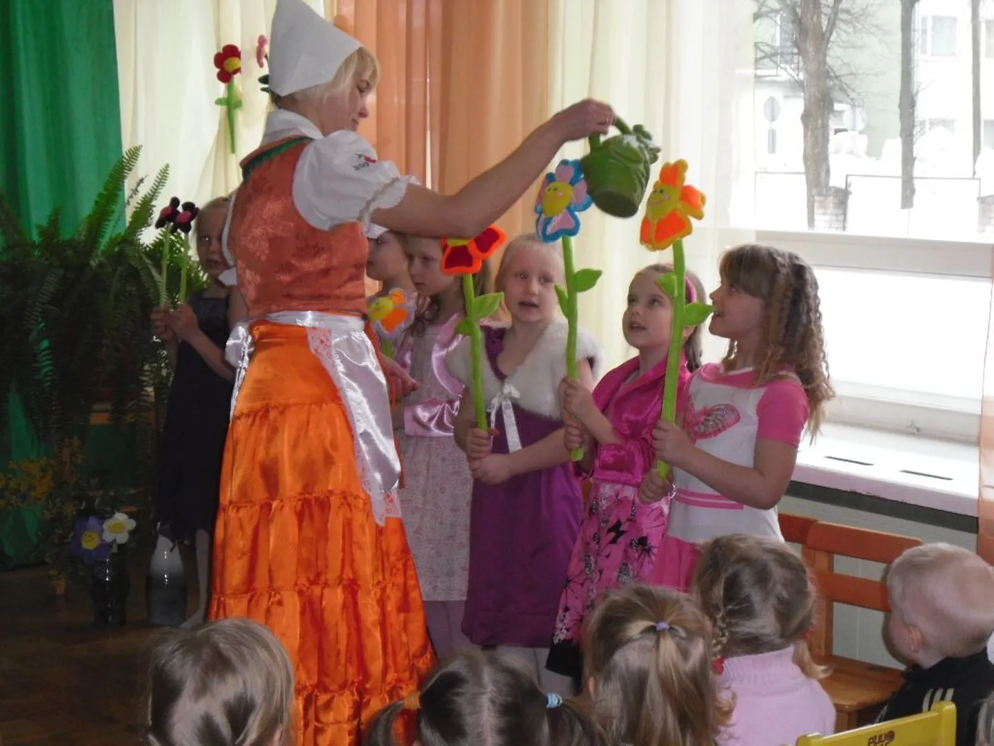 Ülejõe lasteaed võttis kevade vastu lavasusega „Meie lasteaia oma Pöial-Liisi”.