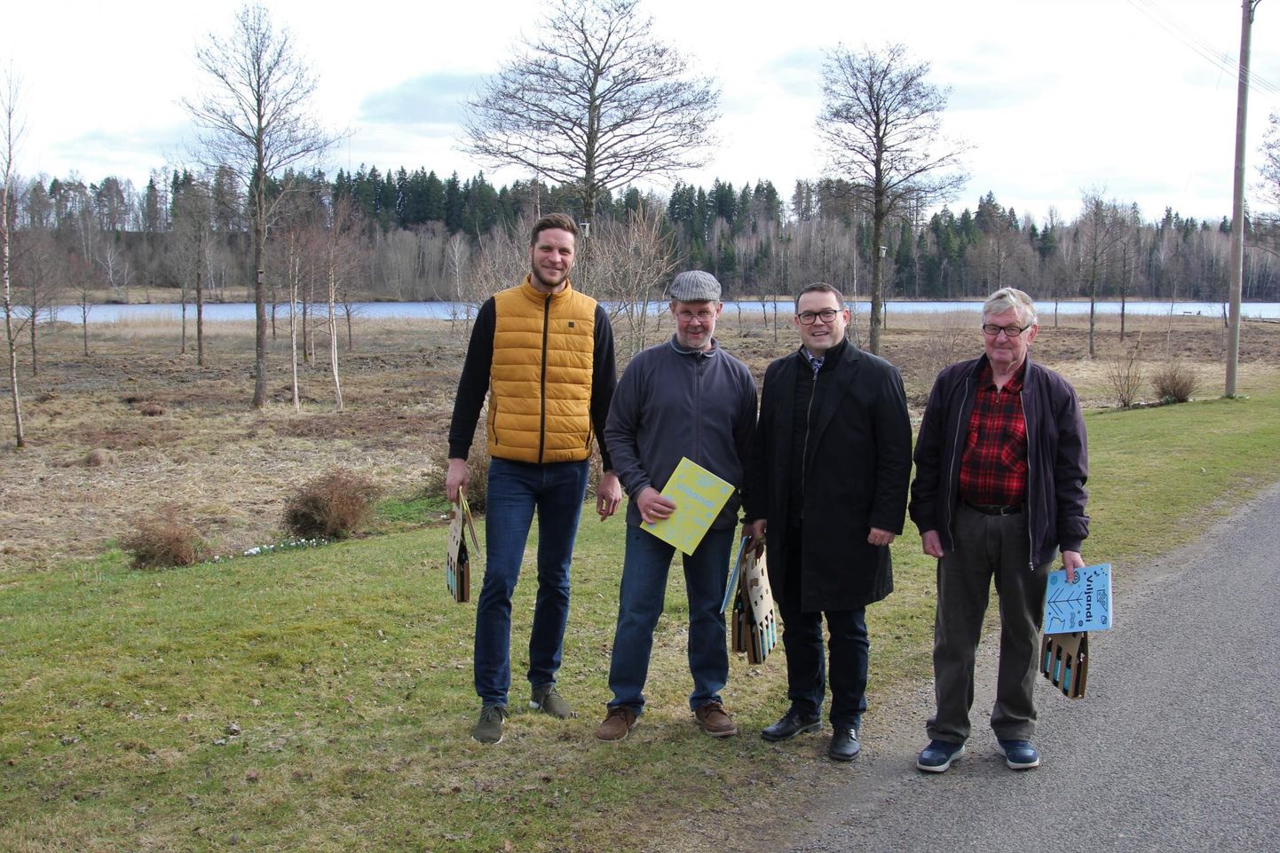 Vabatahtlikud võsalõikajad Martin Nurk (vasakult), Avo Rohtla, linnapea Madis Timpson ja Jüri Mägi.