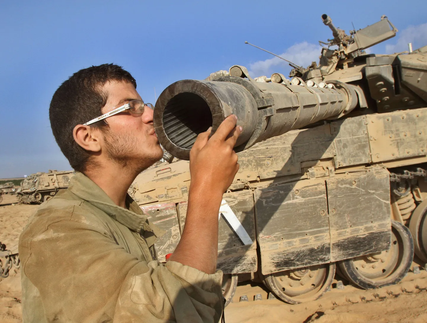 Iisraeli sõdur andmas suud tankitorule.