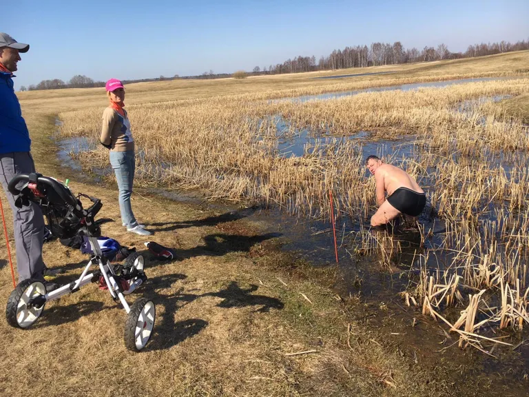 Pärnu abilinnapea Siim Suursild nägi tiigipõhja kammides aega ja vaeva, et golfikärult vette lennanud telefon ja dokumendid üles leida.