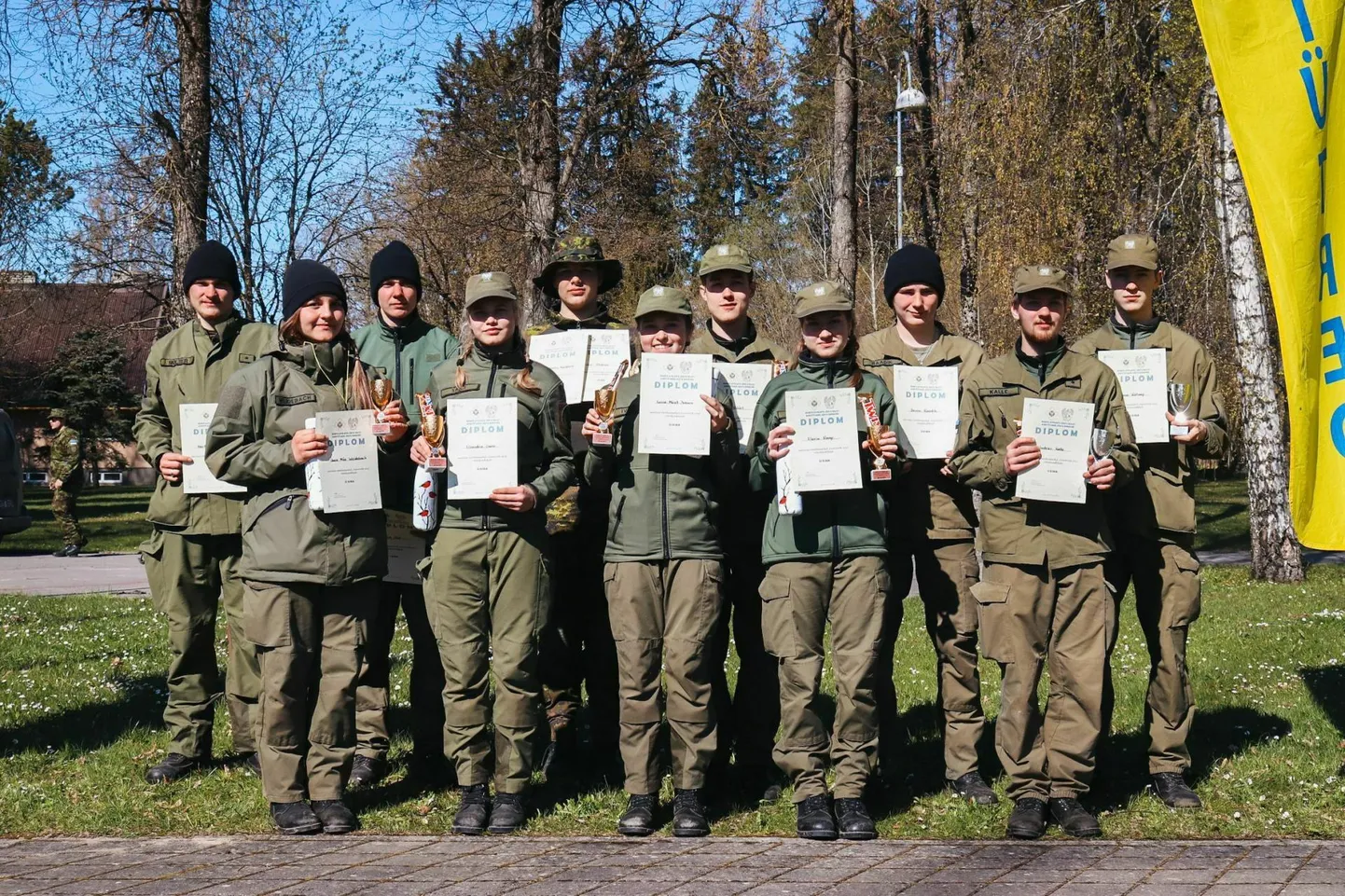 Tänavuse luureretke parimad olid Martti Mölter (vasakult), Anna Miia Weidebach, Robert Täht, Lisandra Saar, Jan-Martin Reinberg, Luisa-Mirell Ivanov, Tormi Bäärt, Elerin Raap, Devon Raadik, Andres Kalle ja Reeno Rätsep. Pildilt puudub Oskar Põldvee, kes kiirustas pärast finišit Koolitantsule.