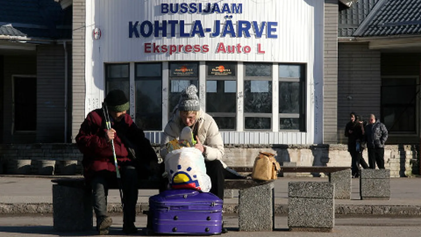 Hoolimata sellest, et linnal on bussijaam, peavad reisijad ootama bussi lahtise taeva all.