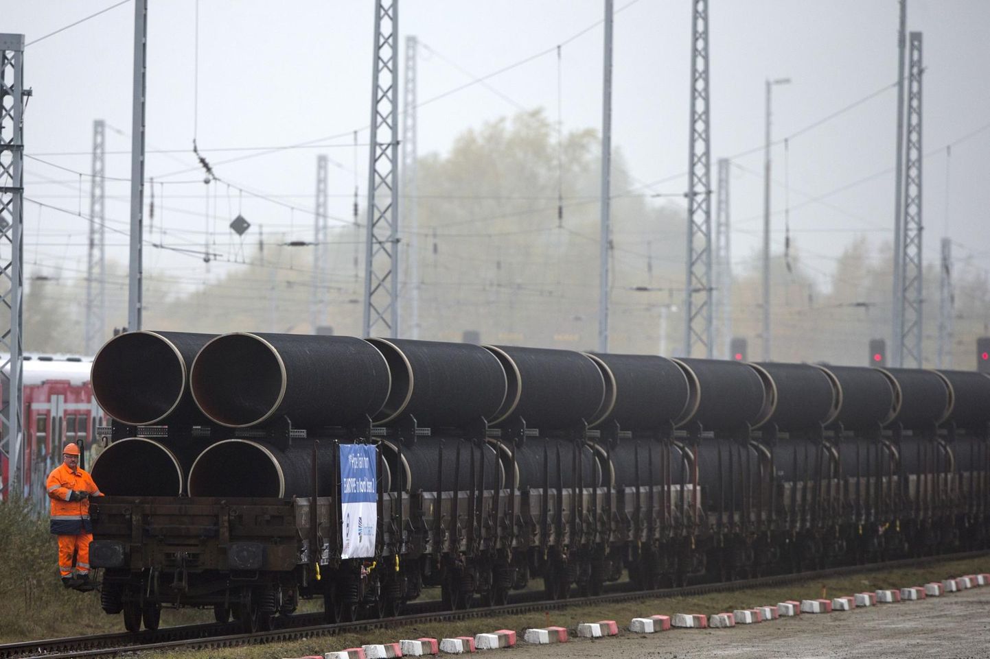 Kallinevad kõik importkaubad, samuti kaup, mille valmistamisel tuleb arvestada imporditava koostisega. Pildil Nord Stream 2 torud. FOTO: Handout/Reuters/Scanpix