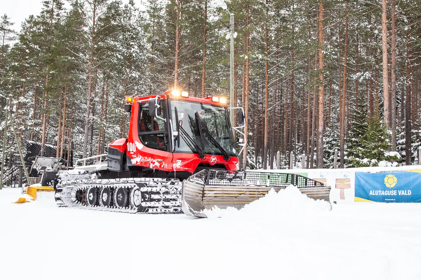 Rajamasin oli ka eile Pannjärvel tööhoos. Suusatajad kiidavad tingimused heaks.