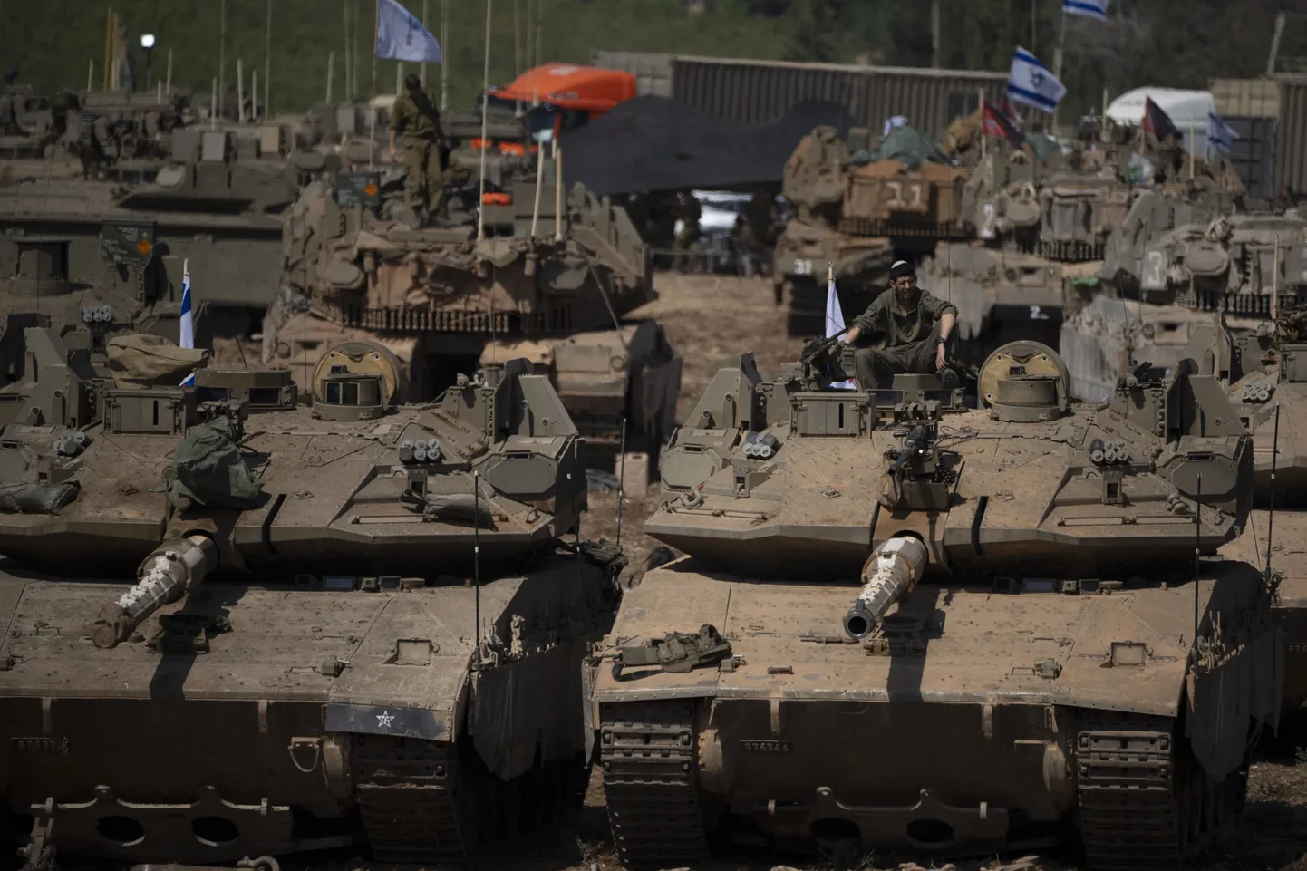 Israeli sõdur istub riigi põhjaosas Liibanoni piiri lähedal seisval tankil.